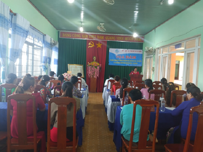 Hoi LHPN xa Ea Nam toa dam ky niem 92 nam ngay thanh lap 1